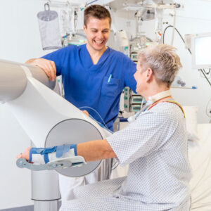 thera-trainer_bemo_sit-on-bed_400x400px