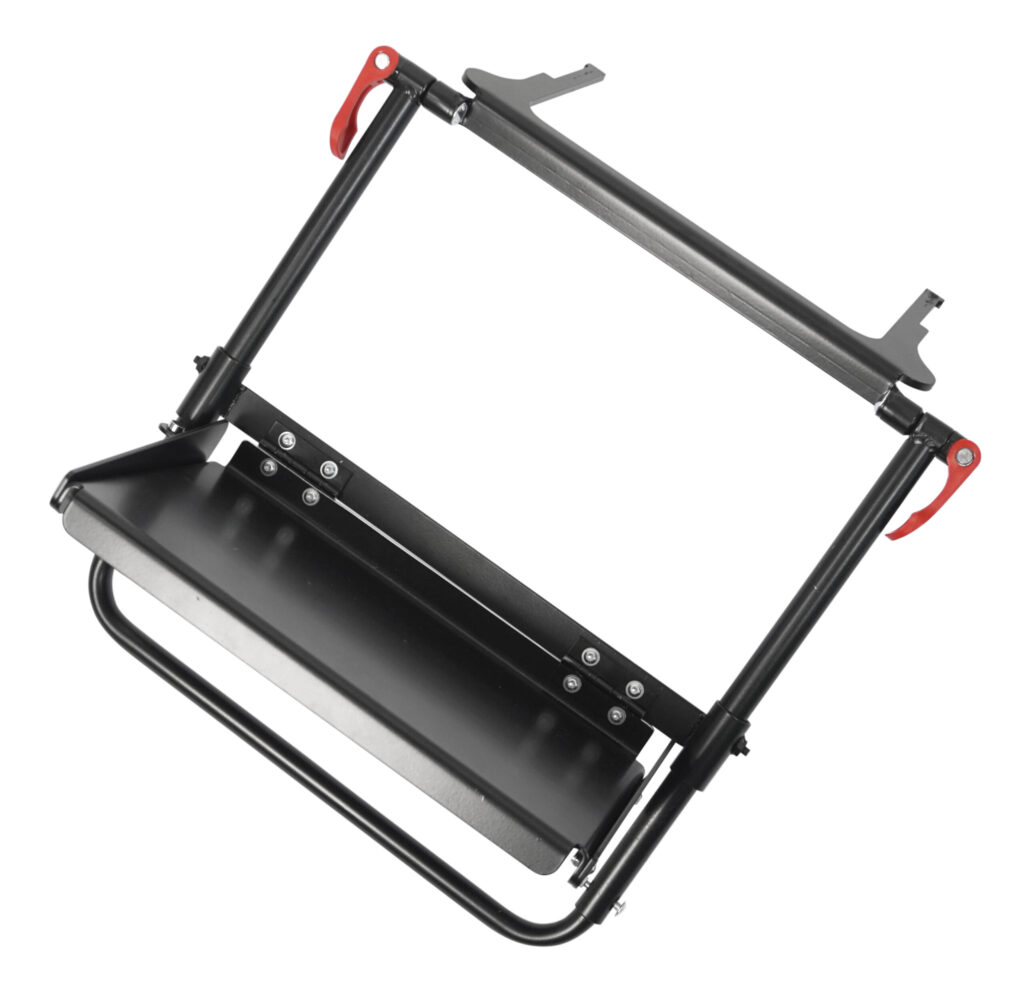 Poggiapiedi pieghevole per seggiolini auto regolabile in altezza e angolazione