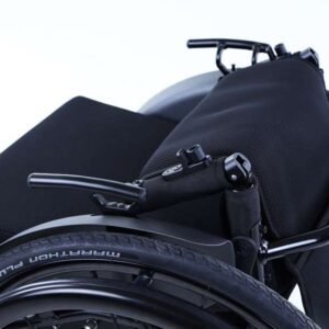 Schienale con articolazione a lordosi ripiegabile per ridurre le dimensioni dello zaino