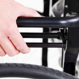 Azionamento della leva del meccanismo di sblocco