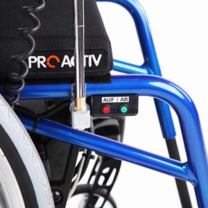 Azionamento della regolazione dell'altezza del sedile tramite pulsanti sul tubo del telaio superiore