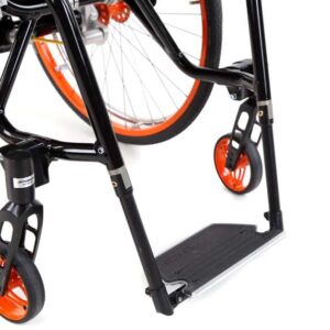 Poggiapiedi ribaltabile all'indietro con meccanismo di innesto a molla (posizione attiva)