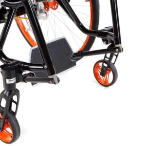 Poggiapiedi ribaltabile all'indietro con meccanismo di innesto a molla (posizione attiva