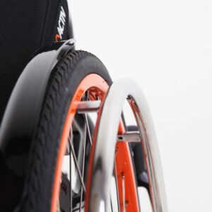 Ruota motrice e spondina paraspruzzi in alluminio rimovibile mediante funzione di innesto