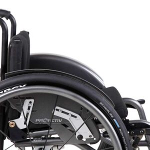 Spondina paraspruzzi in alluminio rimovibile mediante funzione di innesto