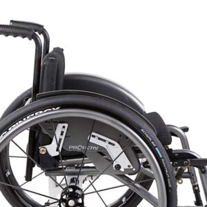 Schienale regolabile nell'inclinazione in 7 posizioni e ribaltabile