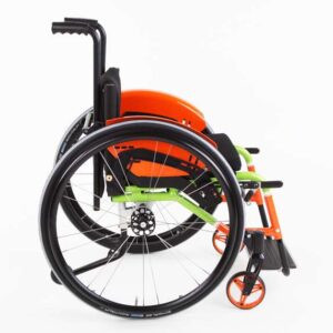 SPEEDY 4teen con schienale regolabile nell'inclinazione in 7 posizioni e maniglie di spinta di sicurezza arretrate