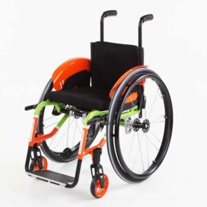 SPEEDY 4teen con schienale regolabile nell'inclinazione in 7 posizioni e maniglie di spinta di sicurezza arretrate