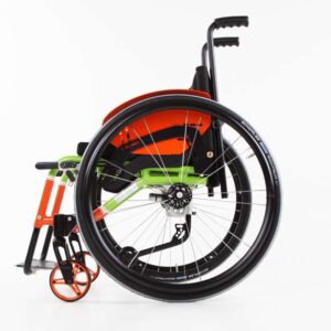 SPEEDY 4teen con schienale regolabile nell'inclinazione in 7 posizioni e maniglie di spinta di sicurezza arretrate