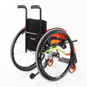 SPEEDY 4teen con schienale regolabile nell'inclinazione in 7 posizioni e maniglie di spinta di sicurezza arretrate