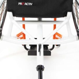 Il supporto antiribaltamento è regolabile in lunghezza per adeguare rapidamente e senza attrezzi l'altezza della ruota supporto antiribaltamento in base alle caratteristiche del campo di gioco