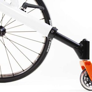 Il supporto antiribaltamento è regolabile in lunghezza per adeguare rapidamente e senza attrezzi l'altezza della ruota supporto antiribaltamento in base alle caratteristiche del campo di gioco