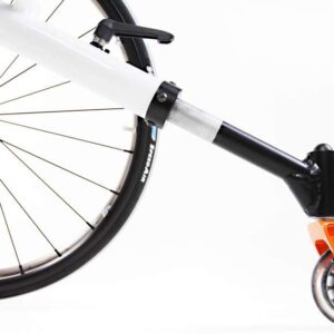 Il supporto antiribaltamento è regolabile in lunghezza per adeguare rapidamente e senza attrezzi l'altezza della ruota supporto antiribaltamento in base alle caratteristiche del campo di gioco