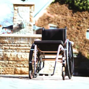 SPEEDY 4you Ergo con schienale adattabile (sistema di cinghie) e freno di stazionamento integrale così come lieve incasso del telaio