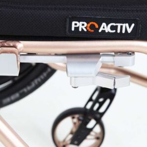 Il freno di stazionamento integrale ruota in posizione aperta sotto al telaio