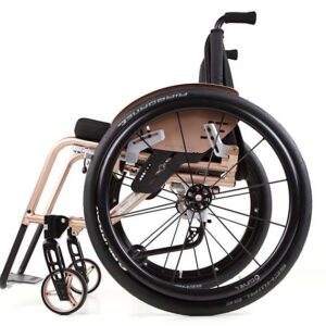 SPEEDY 4you Ergo con schienale adattabile (sistema di cinghie) e freno di stazionamento integrale così come lieve incasso del telaio