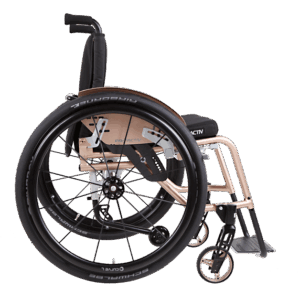 SPEEDY 4you Ergo con schienale adattabile (sistema di cinghie) e freno di stazionamento integrale così come lieve incasso del telaio