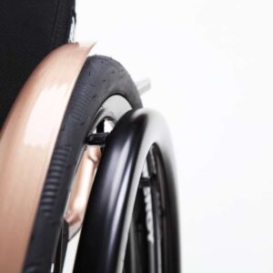 Ruota motrice con spondina paraspruzzi in alluminio rimovibile mediante funzione di innesto