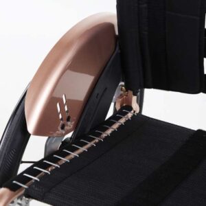 Parte laterale e spondina paraspruzzi in alluminio rimovibile mediante funzione di innesto