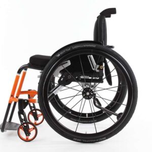 SPEEDY 4you Ergo con schienale adattabile (sistema di cinghie) e freno di stazionamento integrale così come pronunciato incasso del telaio