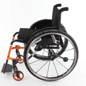 SPEEDY 4you Ergo con schienale adattabile (sistema di cinghie) e freno di stazionamento integrale così come pronunciato incasso del telaio