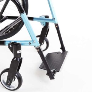 Staffa per piedi ribaltabile all'indietro con meccanismo di innesto a molla