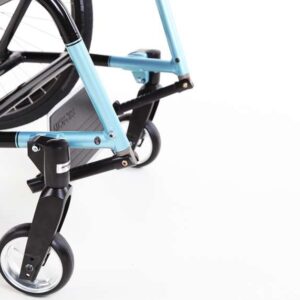 Staffa per piedi ribaltabile all'indietro con meccanismo di innesto a molla