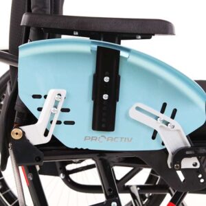 Bracciolo regolabile in altezza integrato nella spondina paraspruzzi