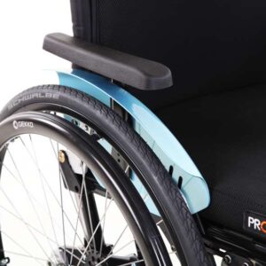 Bracciolo regolabile in altezza integrato nella spondina paraspruzzi