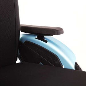 Bracciolo regolabile in altezza integrato nella spondina paraspruzzi