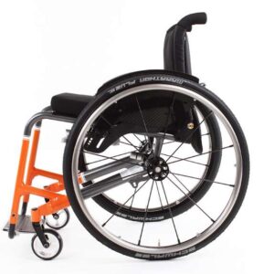 SPEEDY F2 con schienale regolabile nell'inclinazione in 7 posizioni e freno di stazionamento integrale