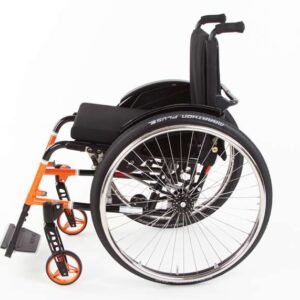 TRAVELER con schienale regolabile nell'inclinazione in 7 posizioni e ribaltabile