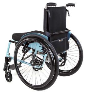 TRAVELER con schienale regolabile nell'inclinazione in 7 posizioni e ribaltabile e maniglie di spinta di sicurezza regolabili in altezza