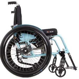 TRAVELER con schienale regolabile nell'inclinazione in 7 posizioni e ribaltabile e maniglie di spinta di sicurezza regolabili in altezza