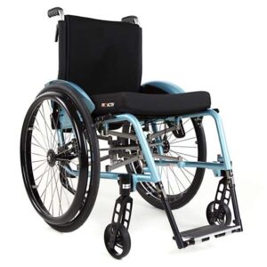 TRAVELER con schienale regolabile nell'inclinazione in 7 posizioni e ribaltabile e maniglie di spinta di sicurezza regolabili in altezza