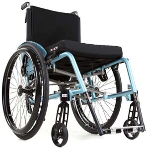 TRAVELER con schienale regolabile nell'inclinazione in 7 posizioni e ribaltabile e maniglie di spinta di sicurezza regolabili in altezza