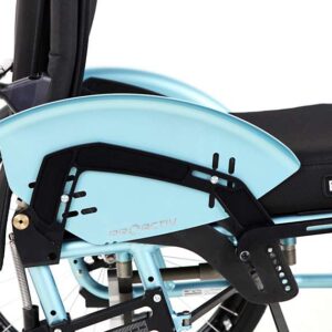 Spondina paraspruzzi in alluminio rimovibile mediante funzione di innesto