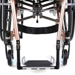 Poggiapiedi ribaltabile all'indietro con meccanismo di innesto a molla