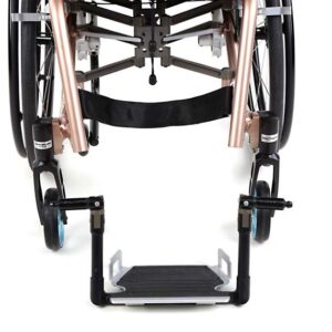 Poggiapiedi ribaltabile all'indietro con meccanismo di innesto a molla