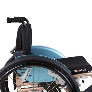 Schienale adattabile con imbottitura (sistema di cinghie) e spondina paraspruzzi