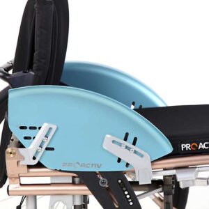 Spondina paraspruzzi in alluminio rimovibile mediante funzione di innesto