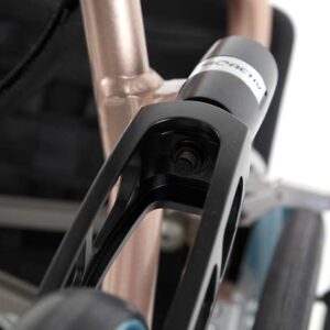 Forcella della ruota sterzante rimovibile tramite l'asse flottante