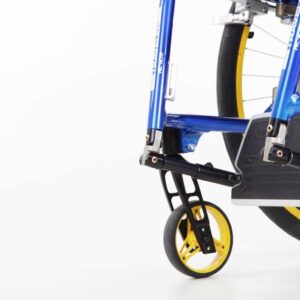 Poggiapiedi ribaltabile all'indietro con meccanismo di innesto a molla