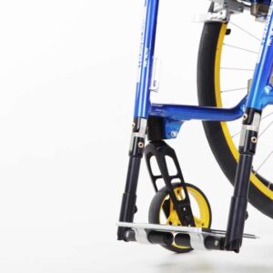 Poggiapiedi ribaltabile all'indietro con meccanismo di innesto a molla